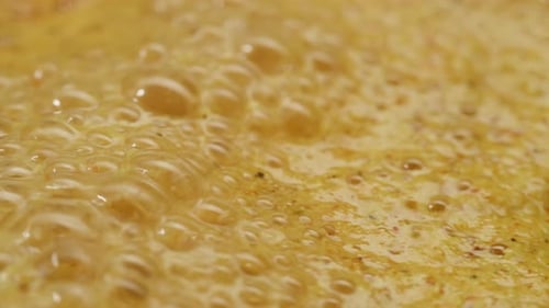 Kochen Kochen Cremige weiße Sauce für Pasta oder Pizza in der Pfanne Nahaufnahme Sauce Kochen in einer Pfanne Gesund