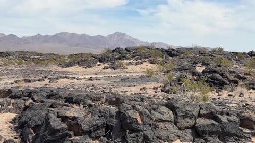 Lavafeld und Felsen unter dem Amboy-Krater, nationales Naturdenkmal Kaliforniens, USA