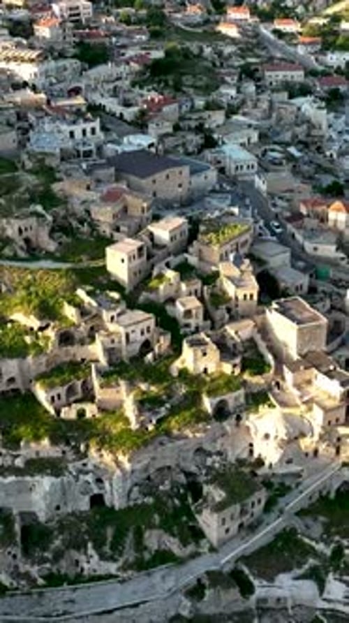 Vidéo verticale : vue aérienne impressionnante d'Ortahisar, Turquie, Cappadoce