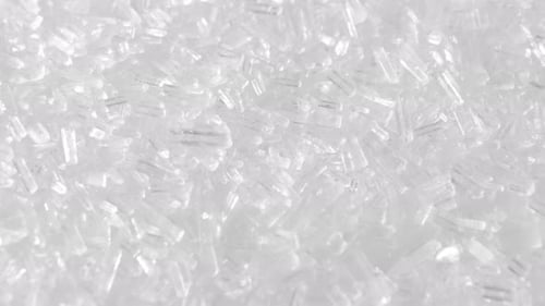 Vidéo macro du glutamate monosodique (MSG), un exhausteur de goût utilisé dans les aliments.