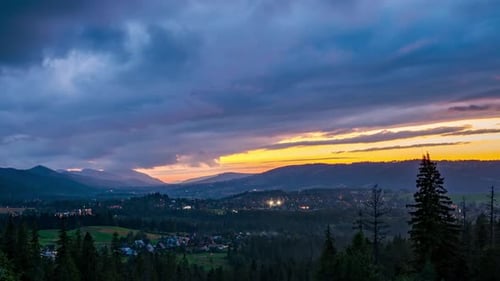 Dynamische Abendwolken im Zeitraffer über Zakopane, Polen