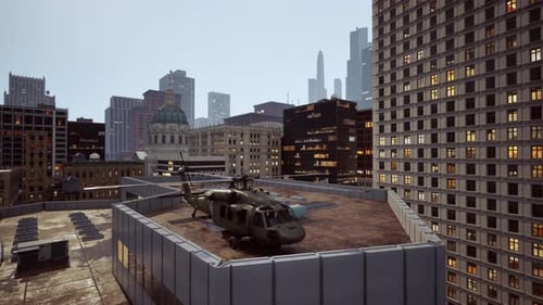 Helicóptero militar en el centro al atardecer