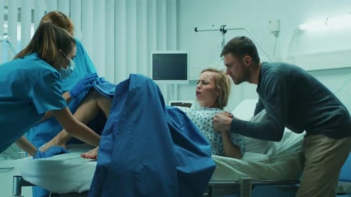 Im Krankenhaus drängt eine Frau in den Wehen auf die Geburt, Geburtshelfer helfen, der Ehepartner hält ihre Hand