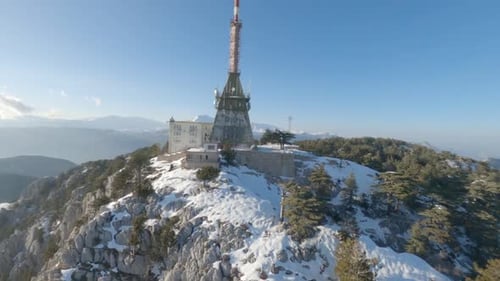 Images d'un Drone d'une grande tour de diffusion en Turquie, de magnifiques montagnes naturelles