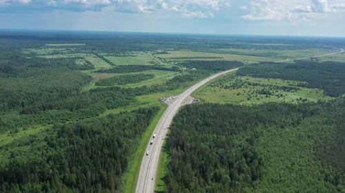 Luftaufnahme von oben auf der Landstraße im Wald