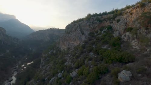 En volant le long des falaises rocheuses abruptes du canyon Guver Kanyonu Seyir Terasi