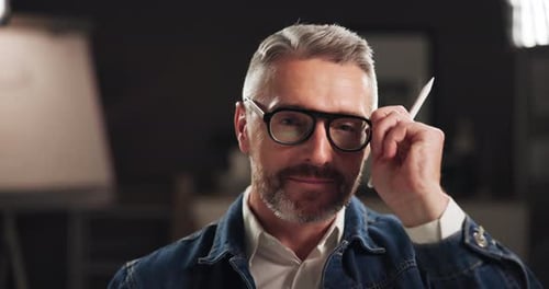 Rosto, homem e artista com óculos para confiança como designer gráfico, carreira criativa e sobre nós