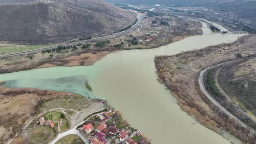 Vue aérienne de Mtskheta au lever du soleil Les ombres de la cathédrale s'étendent sur la rivière
