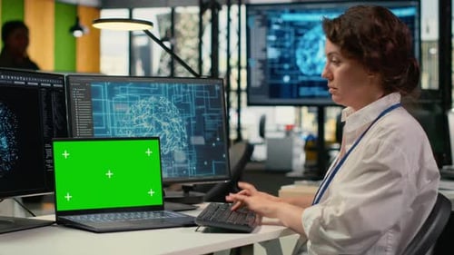 PC à écran isolé utilisé par l'administrateur au bureau à l'aide de matériel spécialisé AI