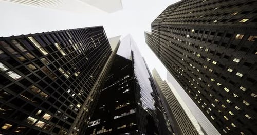 Los edificios altos se extienden hacia el cielo en el bullicioso horizonte de la ciudad al anochecer