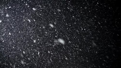 Ein dichter Blizzard Snowstorm VFX wird in Zeitlupe auf schwarzem Bildschirm eingefügt. Schwarzer Bildschirm Christmas snowsto