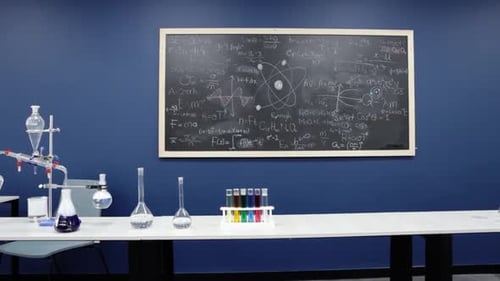 Lors d'un balayage délibéré au ralenti, un laboratoire scientifique dévoile un tableau noir rempli d'égaliseurs complexes