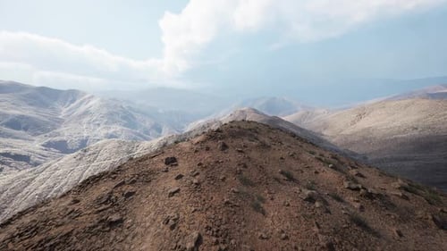 Majestueuses montagnes du Pamir au Tadjikistan avec un terrain accidenté et des nuages