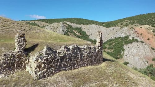 Vue aérienne de l'ancien château sur la montagne