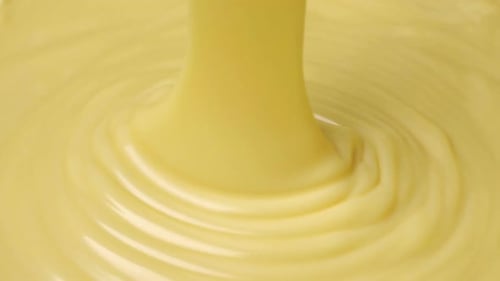 Nahaufnahme eines Strudels aus geschmolzener, flüssiger heißer Schokolade.