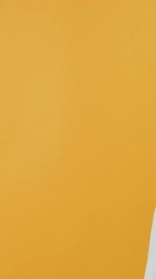 Primer plano de la mano de la mujer agitando el dedo que muestra la respuesta negativa aislada sobre fondo amarillo
