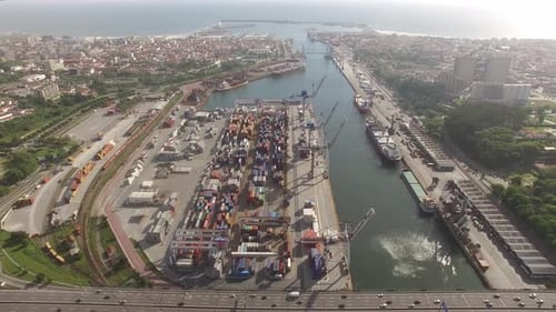 Drohnenaufnahmen von Containerschiffen im Hafen von Leixoes