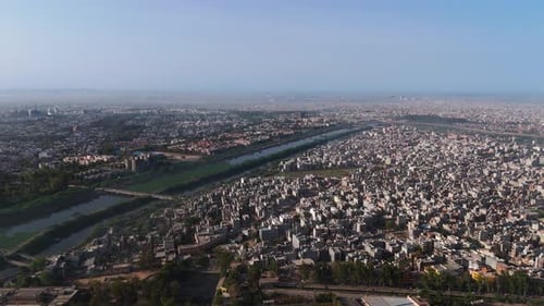 Große Elendsstadt in Delhi mit hübscher Himmelsaufnahme von einer Drohne