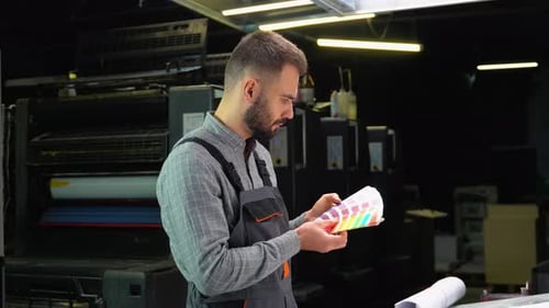 Le designer sélectionne la couleur appropriée dans la palette de couleurs Swatch