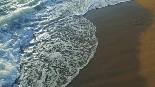 Strand, schäumender Ozean, Meereswellen, die Sand waschen. Wellen treffen in Zeitlupe auf Sandstrand. Travel Summer c
