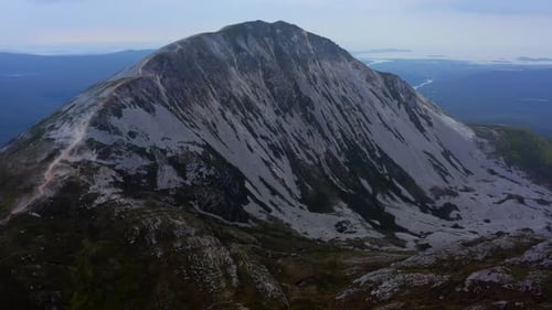 Mount Errigal, Derryveagh Mountains, Gortahork, County Donegal, Ireland, September 2021. Drone gradu