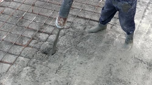 Fertigbeton über Stahlbewehrung gießen, um ein Haus zu bauen
