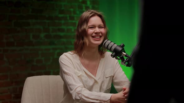 An Engaging Conversation with an Expert in the Cozy Environment of a ...