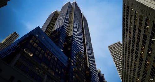 Los rascacielos modernos se extienden hacia el cielo en un paisaje urbano vibrante