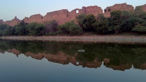 Hiperlapso das muralhas e do lago de Purana Qila e reflexão de Qila no lago.