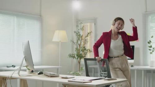 Une femme d'affaires africaine en costume travaille sur un espace de bureau portable