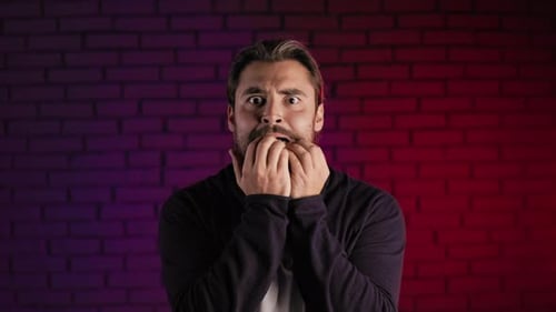 Homem roendo as unhas por causa do estresse e do nervosismo no estúdio