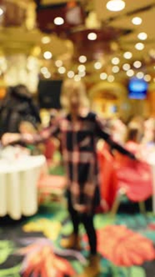 Uma cena de festa desfocada com um fundo desfocado capturado em imagens em tempo real durante o evento