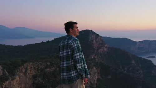 Turista admirando la puesta de sol sobre el mar Mediterráneo