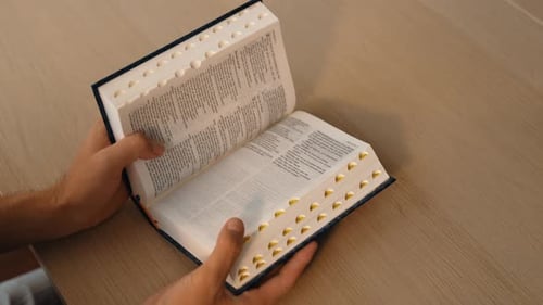 Christlich-katholischer Anhänger in Zeitlupe, der die Heilige Bibel liest. Aufkeimend