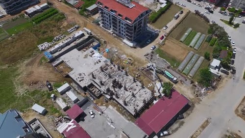 Vista aérea: Los nuevos desarrollos y construcciones definen el distrito de Alanya Mahmutlar a medida que se convierte