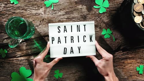 Grünes Bier zum St. Patrick Day auf flachem Holzhintergrund