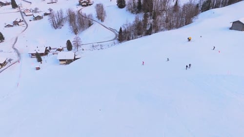 Piste de ski et skieurs dans la ville de Grindelwald en hiver en Suisse