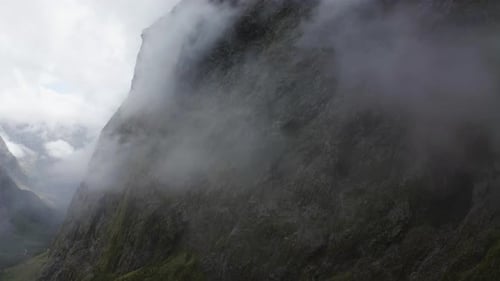 Estrada sinuosa passando por montanhas, neblina e nuvens em Milford Sound, Nova Zelândia, no sul I
