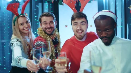 Uma animada cena de festa de Natal com amigos, risos e comemorações