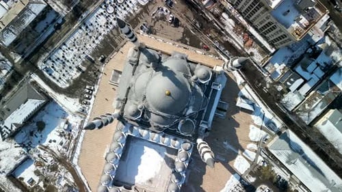 Imam Sarahsi Zentralmoschee in Bischkek, Drohnenaufnahme von oben nach unten in langsamer Rotation