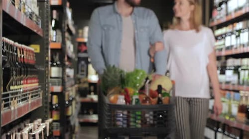 Casal fazendo compras no supermercado