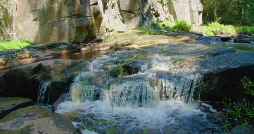 Mountain Fast River Schnelle Wasserfallströmung an einem sonnigen Sommertag