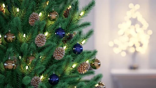 Feiern Sie die festliche Stimmung mit einem wunderschön geschmückten Weihnachtsbaum