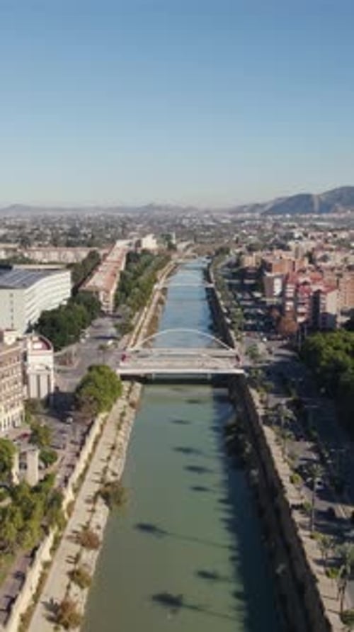 Recul aérien vertical au-dessus de la rivière Segura, Murcie