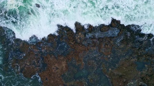 Vue Drone, océan orageux, surf, écrasement d'un bord de mer volcanique