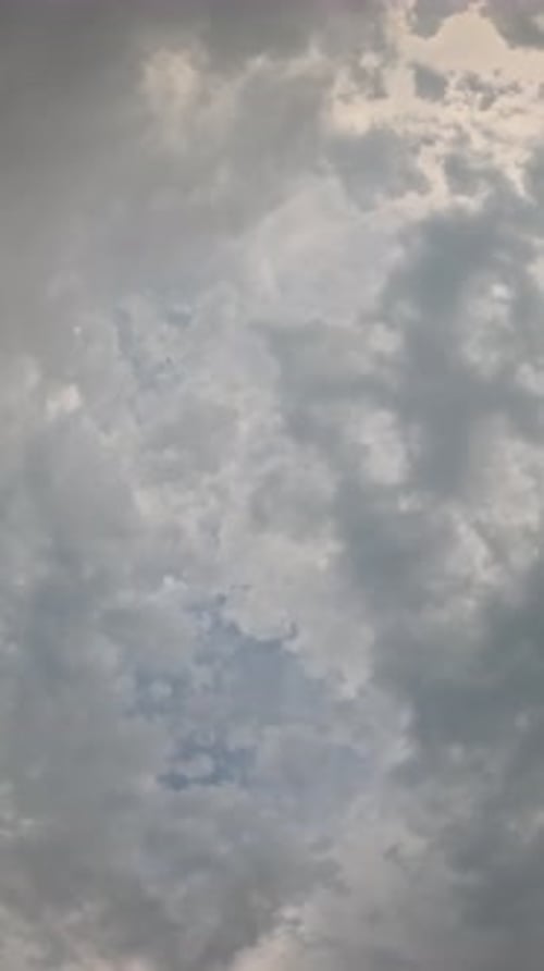 Timelapse : cumulus moelleux se déplaçant dans un ciel doré brillant au coucher du soleil au-dessus de la mer, nature aérienne abstraite