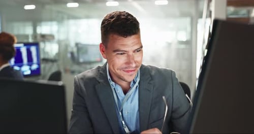 Homme, ordinateur et sourire pour des recherches au bureau ou une bonne nouvelle avec une solution de résolution de problèmes