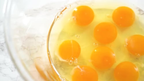 Mélanger les ingrédients dans un bol en verre pour frittata aux épinards et au jambon