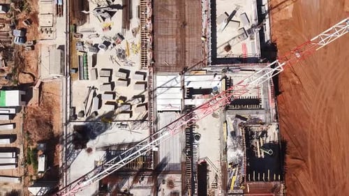 Vista aérea de un sitio de construcción con grúas en funcionamiento