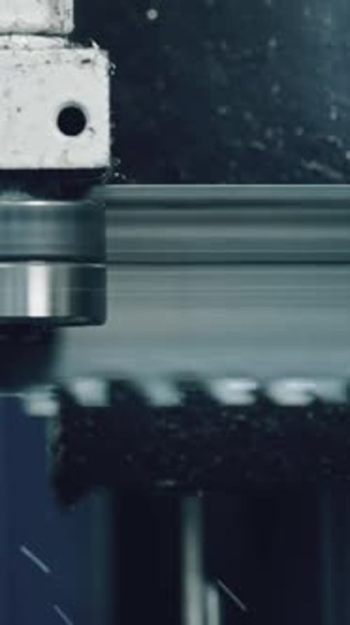 Präzisionsschneiden von Metallwerkstücken mit einer industriellen CNC-Maschine